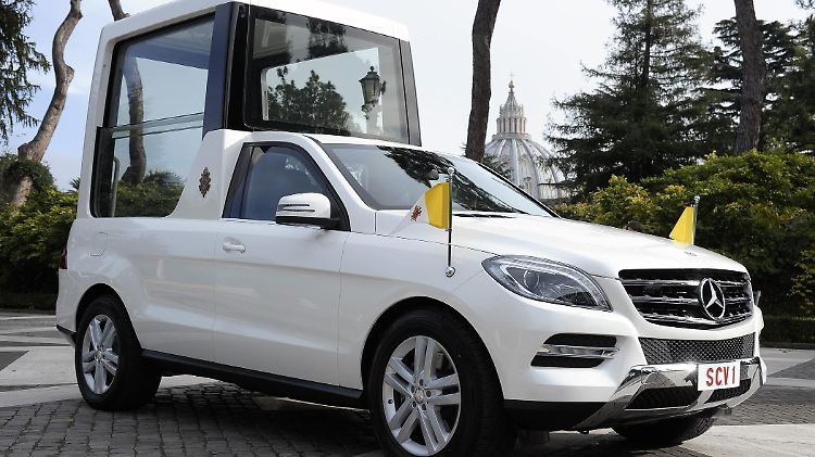 Die Grundlage für das Papamobil bildet ein M-Klasse-SUV mit ganz neuer Glaskuppel.
