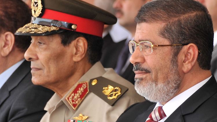 Ob das Militär auf Wunsch von Ägyptens Präsident Mursi gegen das Volk marschiert ist unklar. Auch hier gibt es Machtkämpfe.
