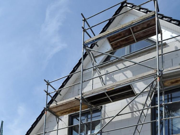 Die Eigenleistung wird vorab präzise geplant, mit der Baufirma und den Handwerkern abgestimmt sowie vertraglich geregelt.