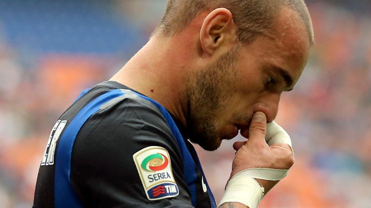 Wesley Sneijder soll nach dem Willen von Inter ein um ein Drittel gekürztes Gehalt akzeptieren.
