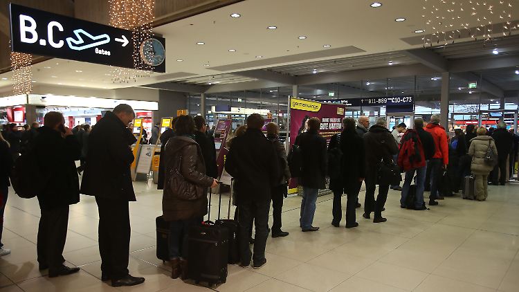 Lange Schlangen vor dem Sicherheitscheck: Am Flughafen Köln herrscht wenig vorweihnachtliche Stimmung.
