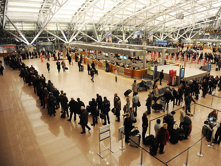 Diszipliniert und streikgewohnt: Am Hamburger Flughafen sind die Auswirkungen des Streiks nicht zu übersehen.
