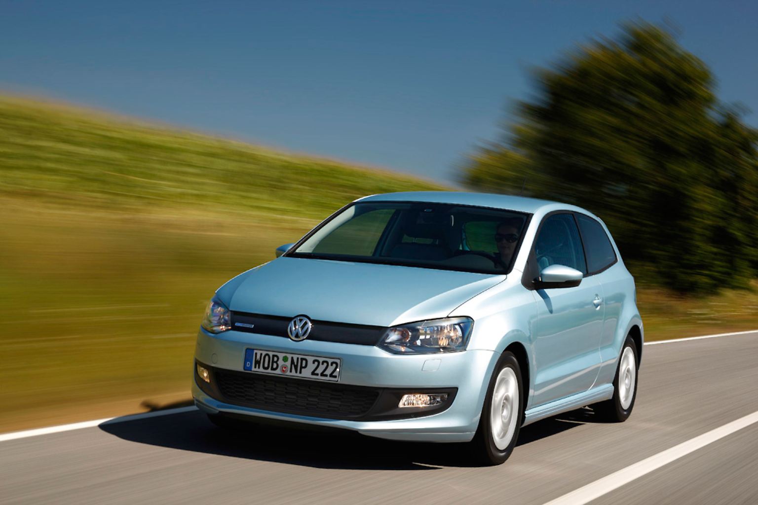 So sieht er aus, der Sieger bei den zwei bis drei Jahre alten Fahrzeugen. Ja, es ist ein VW Polo. Der hatte im Tüv-Report 2013 die wenigsten Mängel. Dabei lag die durchschnittliche Laufleistung des Wolfsburgers bei 32.000 Kilometern. 