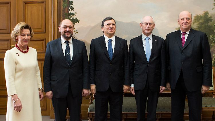 Vor der Preisverleihung waren Schulz (2.v.l.), Barroso (M.) und Van Rompuy zu Gast bei König Harald und Königin Sonja.