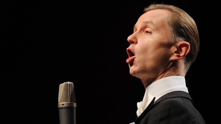 Frack, Fliege, blasierter Blick - so kennt man Max Raabe.