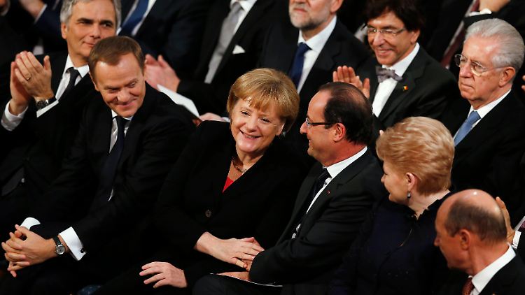 Kanzlerin Merkel, Frankreichs Präsident Hollande und die anderen EU-Chefs sitzen in Oslo im Publikum. Italiens Premier Monti (r.) schaut etwas unwirsch.