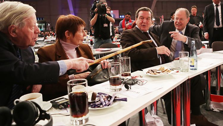 Genossen unter sich: die Altkanzler Helmut Schmidt und Gerhard Schröder beim SPD-Parteitag zusammen mit dem neuen Kanzlerkandidaten Peer Steinbrück.