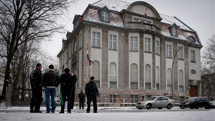 Die syrische Botschaft in Berlin-Tiergarten leert sich: Nach dem Botschafter werden jetzt auch vier Diplomaten ausgewiesen.