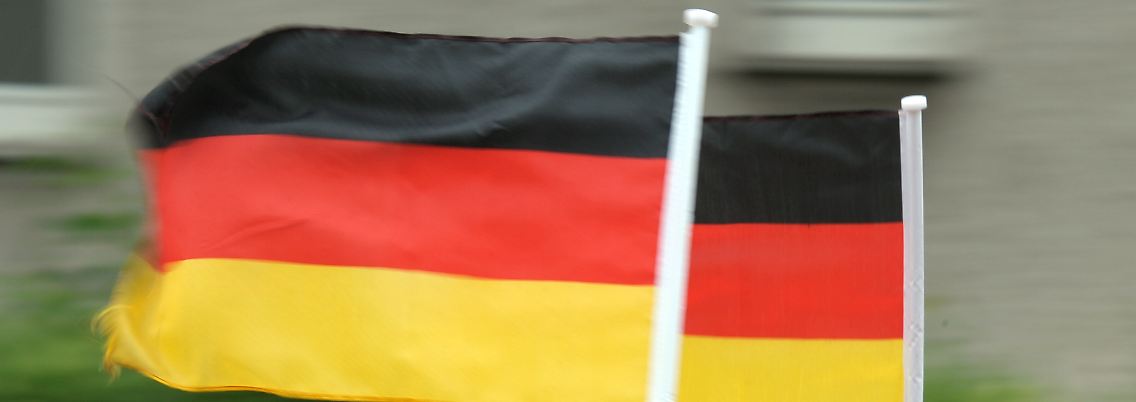Ein Fähnchen reicht vielen autofahrenden Fußball-Fans nicht mehr.