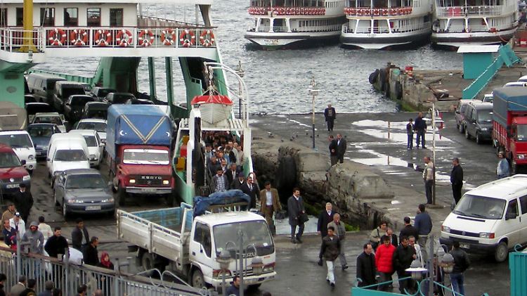 Entladung einer Bosporus-Fähre: Passanten und Autos pendeln zwischen der europäischen und asiatischen Seite Istanbuls.