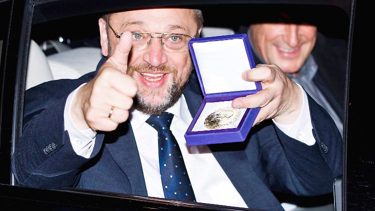Freut sich über die "außergewöhnliche Ehre": EU-Parlamentspräsident Martin Schulz mit der Friedensnobelpreis-Medaille.