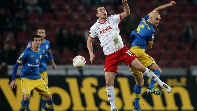 Kölns Thomas Bröker ((2.v.l.) und Braunschweigs Damir Vrancic jagen dem Ball nach.