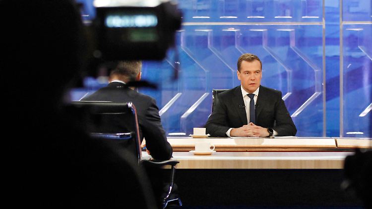 Die Kameras waren noch auf Dimitri Medwedew gerichtet, als er frei weiterredete.