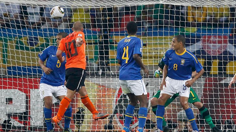 Das niederländische Kopfballungeheuer Wesley Sneijder vollstreckt zum 2:1 gegen Brasilien - es ist der Siegtreffer.