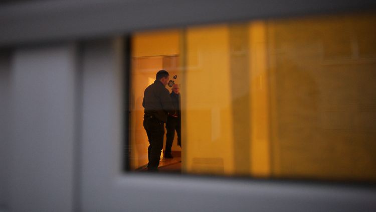 Bei der Durchsuchung einer Wohnung im Zusammenhang mit einer Festnahme.