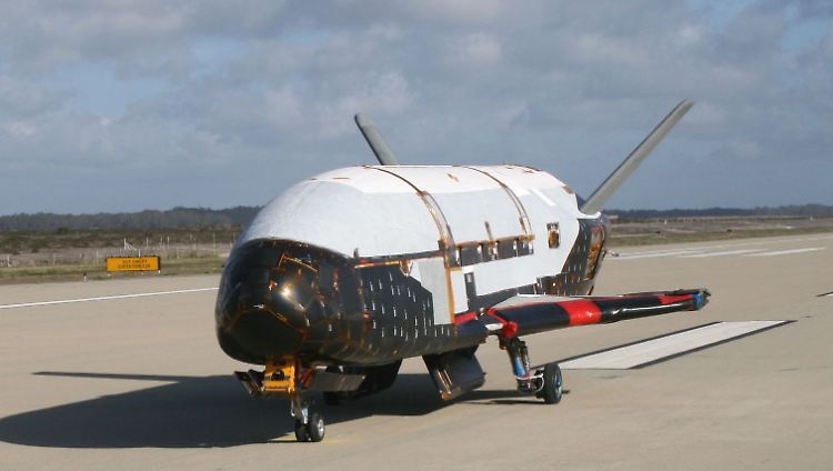 Sieht aus wie eine Mini-Space-Shuttle. X-37B ist aber viel neugieriger. Von Spionage ist die Rede.