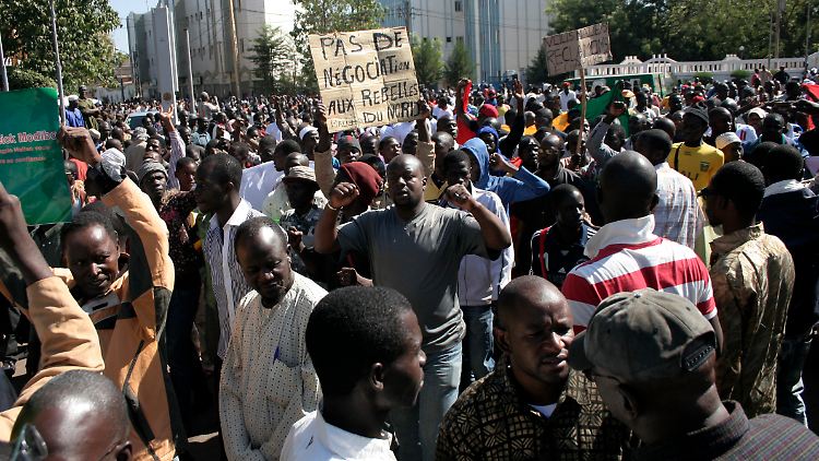 In Mali wird gegen die Herrschaft von Islamisten im Norden des Landes demonstriert.