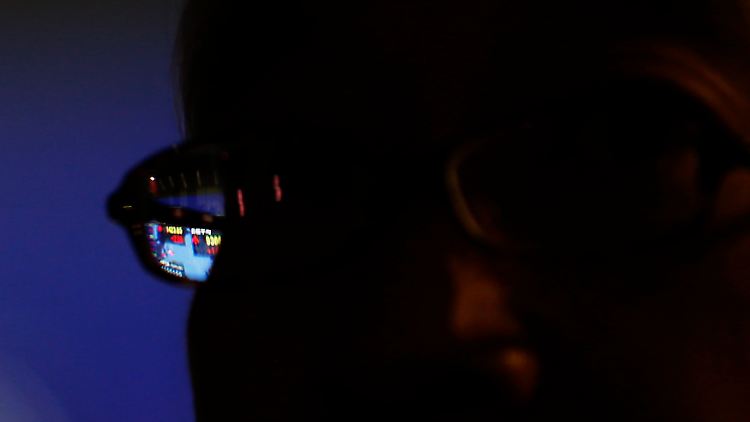 In der Brille eines Passanten in Tokio spiegeln sich Börsenkurse.