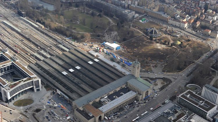 Die S21-Baugrube aus der Luft: Am Ende könnten hier mehr als sechs Milliarden Euro verbuddelt werden.