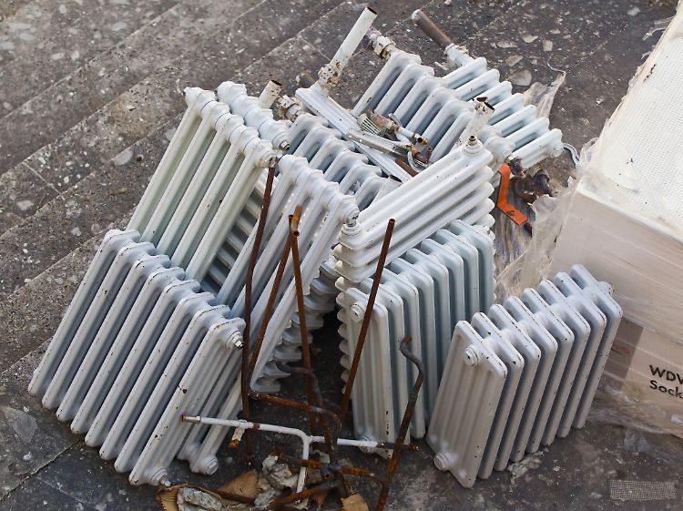 Die Erneuerbare-Energien-Branche kritisierte den Beschluss, wegen der Ausnahmen würde nur eine kleine Anzahl alter Heizsysteme erfasst.