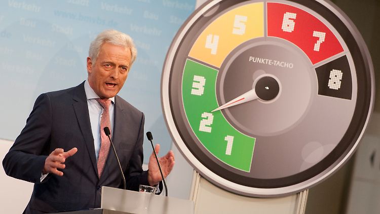 Schon im Februar stellt Verkehrsminister Ramsauer sein neues Punktekonzept vor. Zehn Monate später beschließt das Kabinett die Reform. Ob sie auch im Bundesrat durchkommt, ist noch unklar.