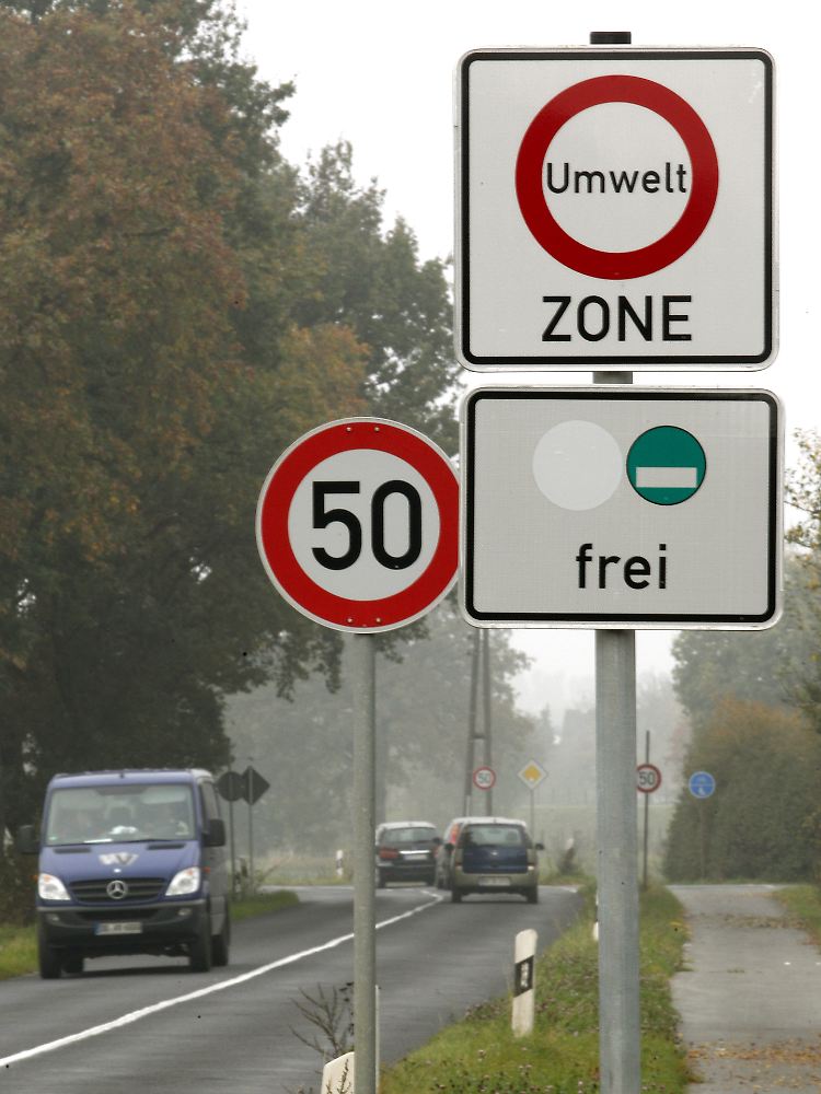 Bußgeld statt Punkte in Flensburg. Das sehen Ramsauers Pläne für Autofahrer vor, die ohne Plakette in Umweltzonen fahren.