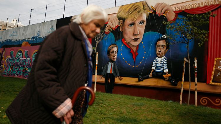 Eine alte Frau läuft in der portugiesischen Hauptstadt Lissabon an einem Graffiti mit Kanzlerin Merkel vorbei. Das Misstrauen der Europäer beschränkt sich nicht auf Politiker. Sie misstrauen sich auch gegenseitig.