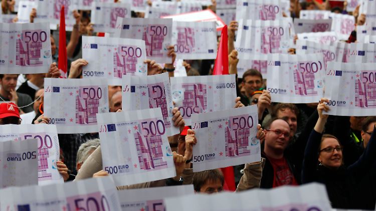 Kapitalismuskritiker protestieren in Frankfurt. Ihrer Meinung nach sind die Mittel in der Eurozone und auch im Rest der Welt nicht gerecht verteilt.