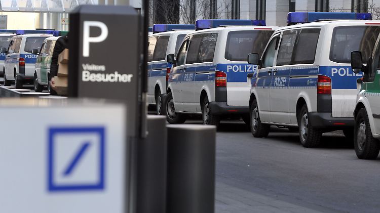 Polizeifahrzeuge vor der Zentrale der Deutschen Bank.