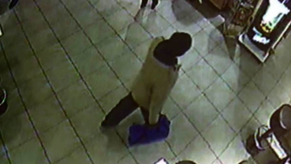 Die Video-Sequenz zeigt einen Mann, der mit einer blauen Tasche bei McDonalds im Hauptbahnhof Bonn gefilmt wurde.