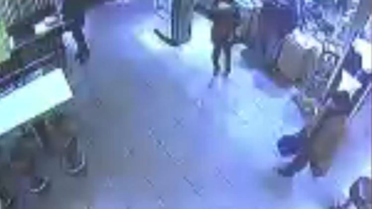 Die Video-Sequenz zeigt einen Mann, der mit einer blauen Tasche bei McDonalds im Hauptbahnhof Bonn gefilmt wurde.