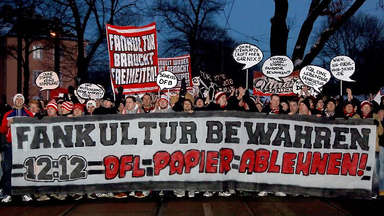 Gegen das Votum vieler Fans: Die deutschen Fußballvereine haben dem neuen Sicherheitskonzept zugestimmt.