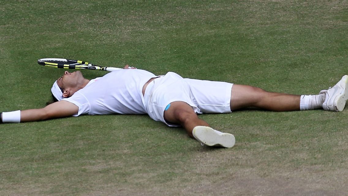 Am Boden, aber trotzdem siegreich: Rafael Nadal steht im Finale von Wimbledon.