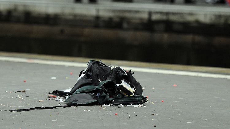 Mit einem Wassergewehr zerstörte die Polizei die verdächtige Tasche.
