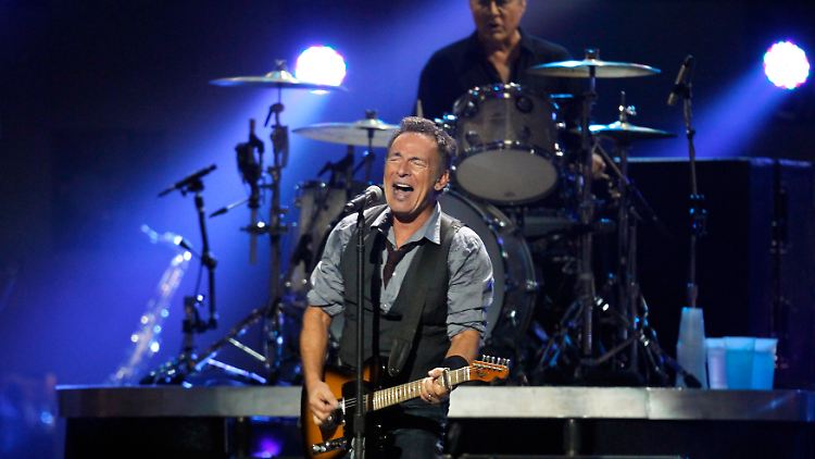 Bruce Springsteen eröffnet das Megakonzert und spielt bei "Born to Run" gemeinsam mit Jon Bon Jovi. Beide kommen aus New Jersey. Dort wütete "Sandy" besonders schlimm.