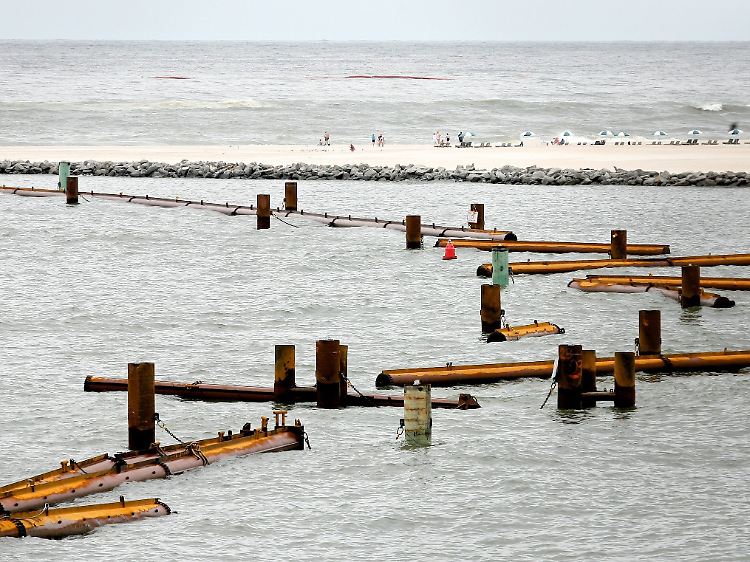 Der Sturm zerstörte Ölbarrieren vor der Küste.