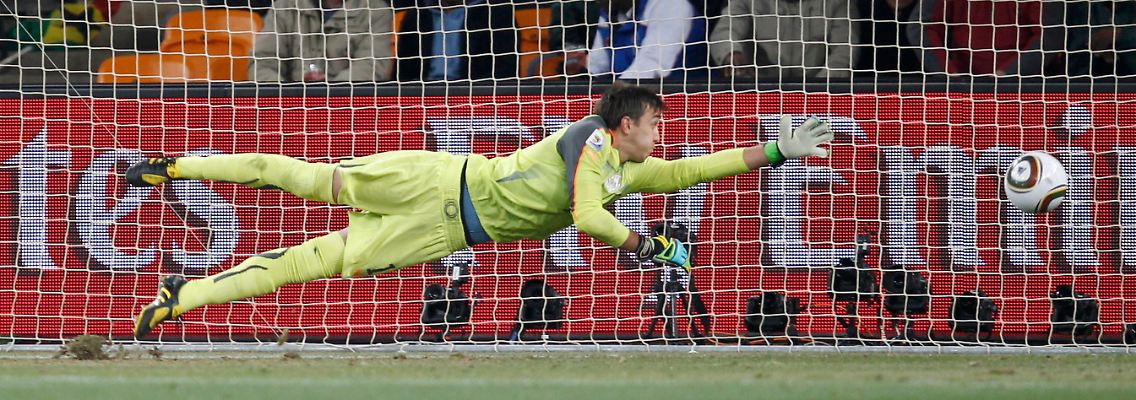 Auf dem falschen Fuß erwischt: Uruguays Torwart Fernando Muslera streckt sich vergeblich nach dem Schuss von Sulley Muntari.