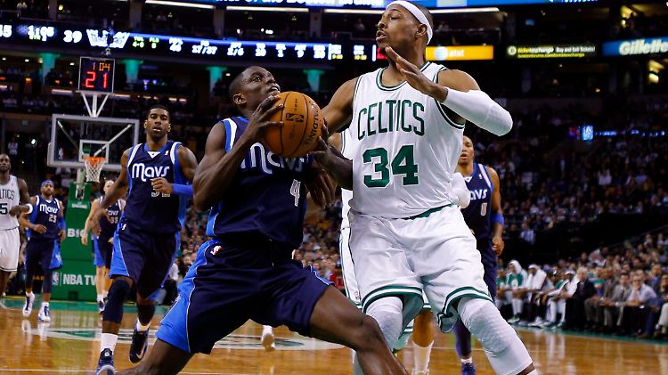 Darren Collison (l.) von den Mavericks und Paul Pierce von den Celtics.