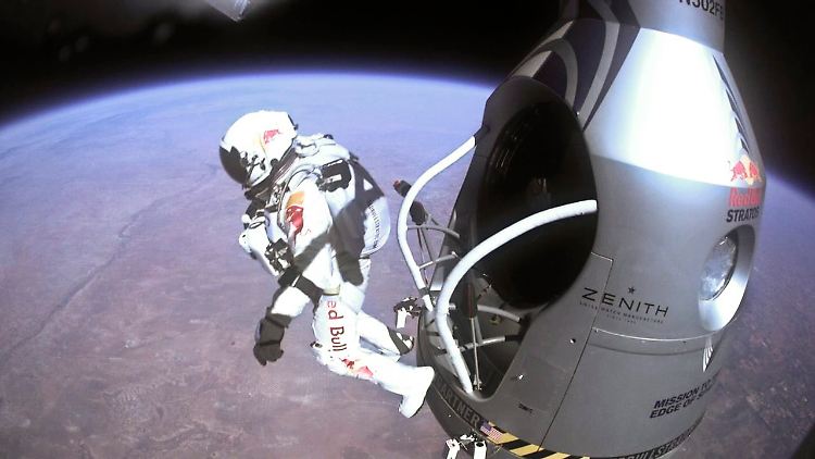 Baumgartner beim Absprung.