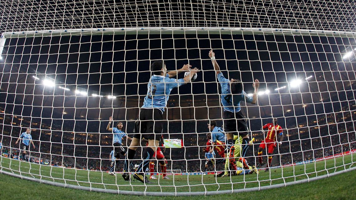 Luis Suarez verhindert Ghanas Halbfinaleinzug regelwidrig und brüstet sich später damit. Die Fifa lacht mit.
