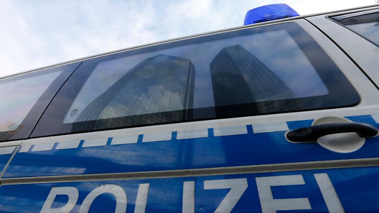 Aufregung in Frankfurt: Erst kommen die Ermittler, dann folgt auch noch eine Gewinnwarnung.
