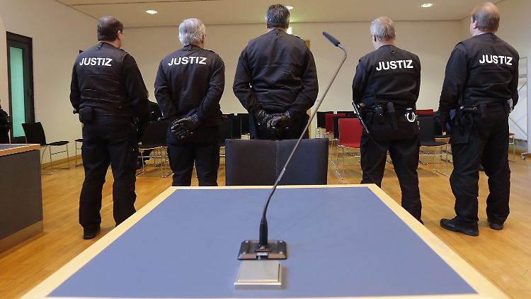 Sicherheitsbeamte bewachen das Landgericht Magdeburg, wo der Prozess stattfand.