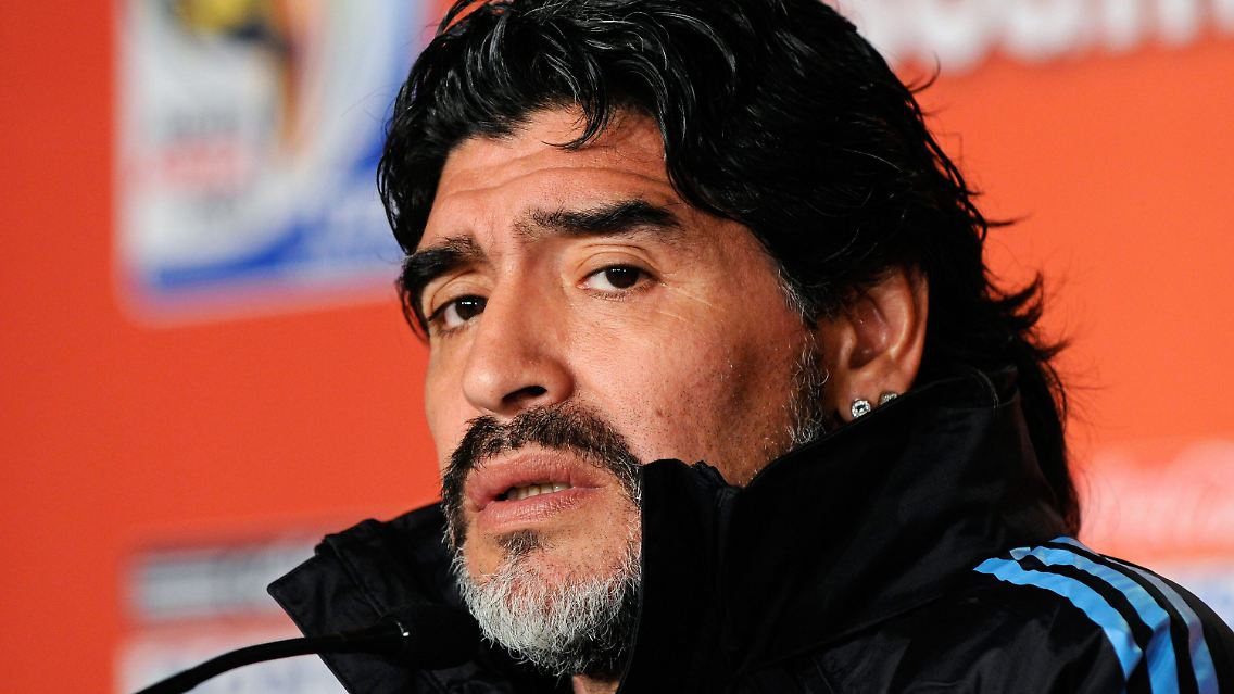 Harte Blicke, sanfte Töne: Argentiniens Trainer Diego Maradona bei der Pressekonferenz.