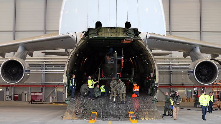 Passt gerade so in den Rumpf: Einer der beiden "Tiger" im Inneren der An-124 "Ruslan".