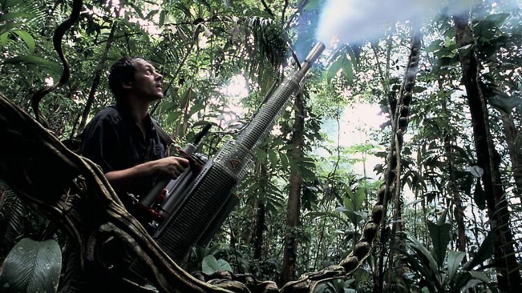 Der Biologe Jürgen Schmidl nebelt Unterholz in Panama ein.