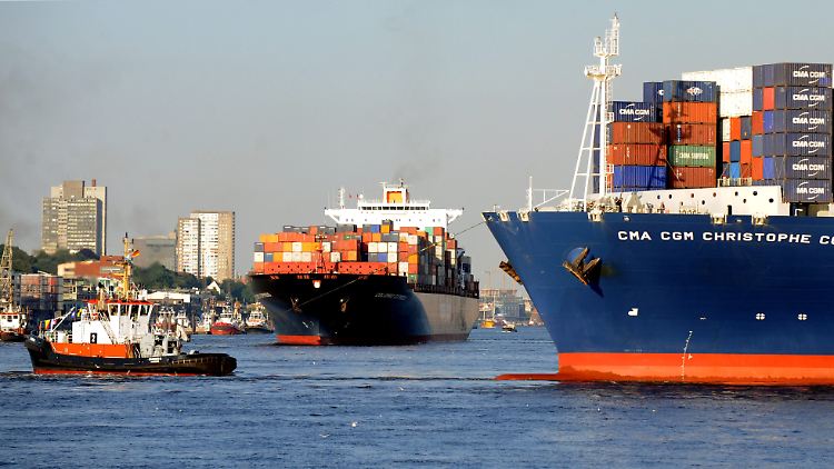 Die Auslegung der Steuerbehörden verschärft die Lage zusätzlich: Wendemanöver im Hamburger Hafen.
