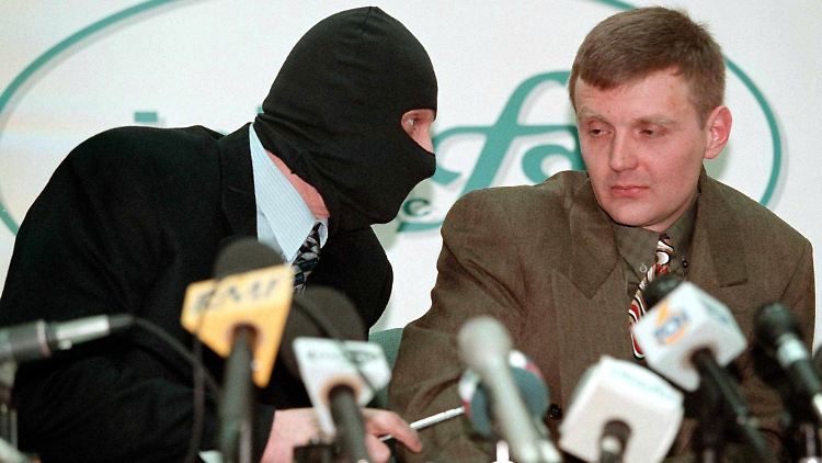 Litwinenko (r.) und ein Kollege packten 1998 bei einer Pressekonferenz aus und erhoben schwere Vorwürfe gegen den russischen Geheimdienst.
