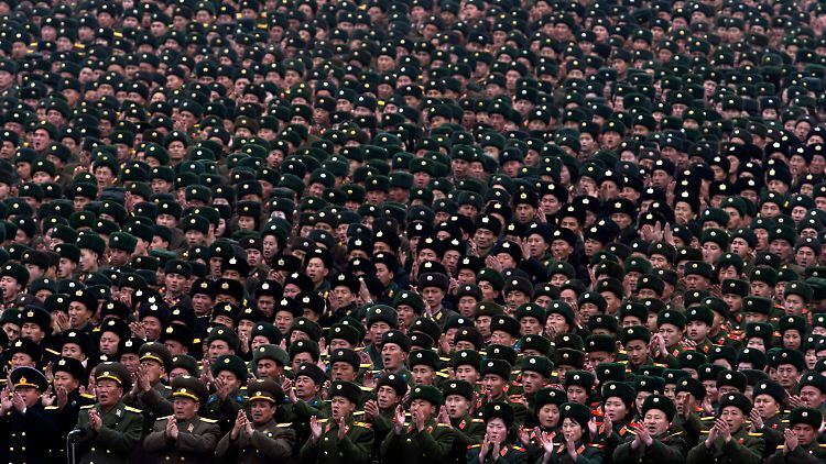 Die Nordkoreaner feiern ihren Raketentest als großen Erfolg.