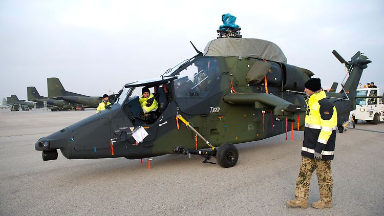Soldaten der Bundeswehr laden in Masar-i-Sharif einen "Tiger" aus.
