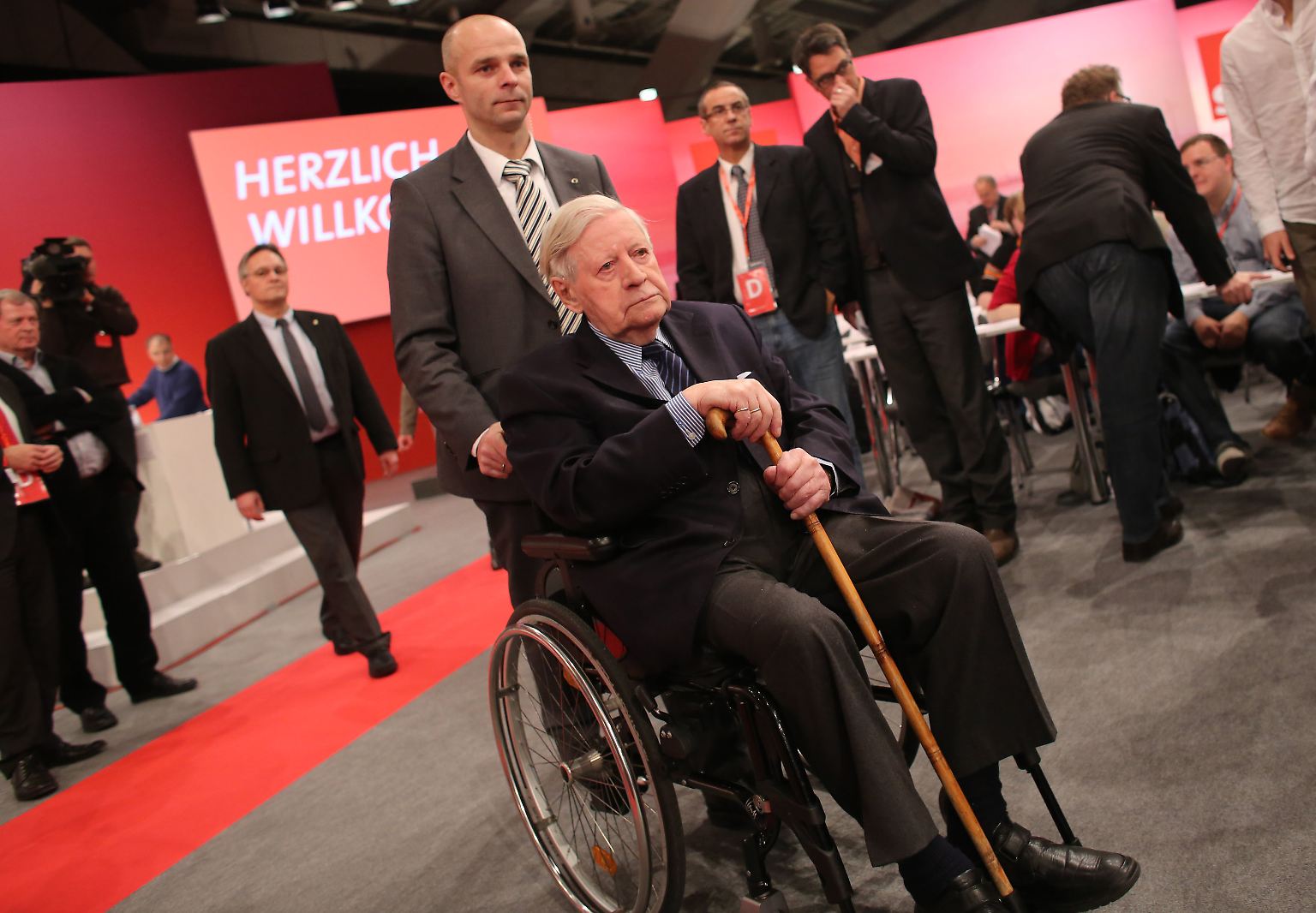 Noch nie war er für die SPD so wertvoll wie heute: Helmut Schmidt. Auf dem Parteitag am 9. Dezember 2012 wird dem großen alten Mann mit viel Respekt begegnet. Für Schmidt ist es ein guter Tag: Der von ihm unterstützte Peer Steinbrück wird neuer Kanzlerkandidat.